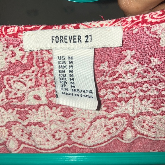 ✨2 for 10✨Forever 21 Red Bandana Print Crop Top - Picture 3 of 3